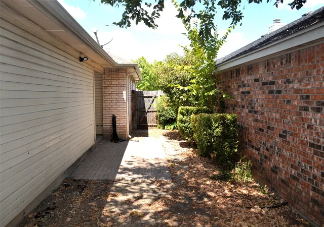 Photo 15 of Single family home for sale at 532 Majestic Park Ln, Cedar Hill, TX 75104 | MLS# 21382755 | Listing updated on 2026-10-06