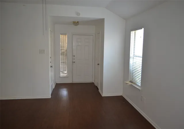 Photo 3 of Single family home for sale at 532 Majestic Park Ln, Cedar Hill, TX 75104 | MLS# 21382755 | Listing updated on 2026-10-06