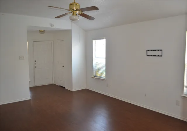Photo 3 of Single family home for sale at 532 Majestic Park Ln, Cedar Hill, TX 75104 | MLS# 21382755 | Listing updated on 2026-10-06