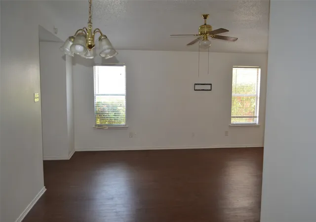 Photo 4 of Single family home for sale at 532 Majestic Park Ln, Cedar Hill, TX 75104 | MLS# 21382755 | Listing updated on 2026-10-06