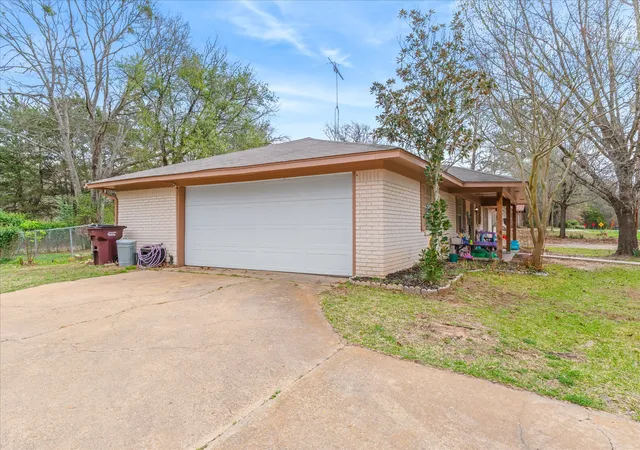 Photo 3 of Single family home for sale at 700 Amy St, Canton, TX 75103 | MLS# 21386720 | Listing updated on 2026-09-15