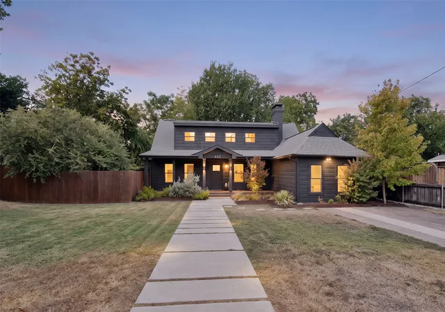 Single family home for sale at 633 Strong St, Dallas, TX 75208 | MLS# 21386384