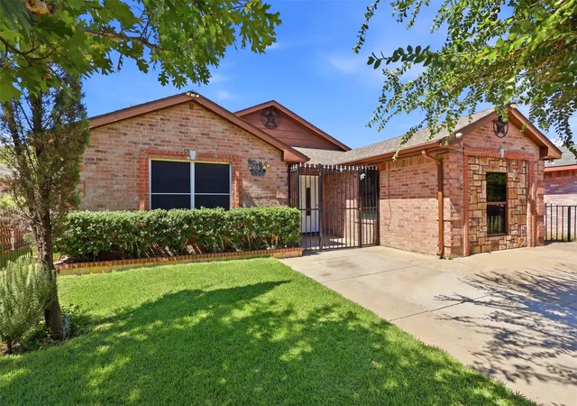 Photo 3 of Single family home for sale at 4704 Lizzy Dr, Dallas, TX 75211 | MLS# 21385728 | Listing updated on 2026-10-20