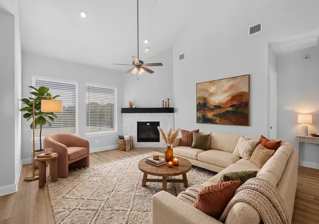 Photo 3 of Single family home for sale at 1600 Trellis Dr, Mansfield, TX 76063 | MLS# 21376912 | Listing updated on 2026-10-21