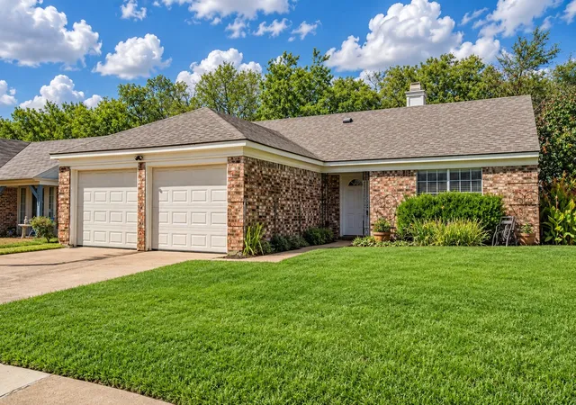 Single family home for sale at 5522 Yaupon Dr, Arlington, TX 76018 | MLS# 21389150