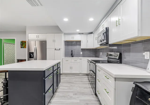 Listing Photo 5 - Condo for sale in Preston Tower located at 6211 W Nw Hwy, Dallas, TX 75225 - Unit #G226