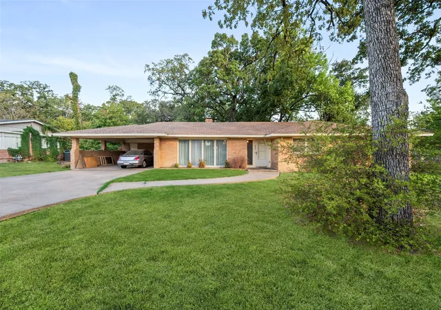 Photo 1 of Single family home for sale at 1412 Oaklawn Dr, Corsicana, TX 75110 | MLS# 21390839 | Listing updated on 2026-10-20