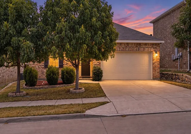 Photo 1 of Sale Pending at 5401 Stone Meadow Ln, Fort Worth, TX 76179 | MLS# 21394666 | Listing updated on 2026-10-21