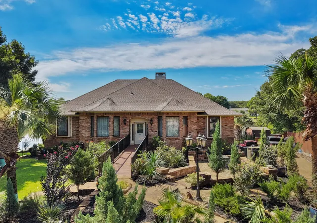 Photo 1 of Single family home for sale at 2910 Lakeshore Ct, Arlington, TX 76013 | MLS# 21394648 | Listing updated on 2026-10-20