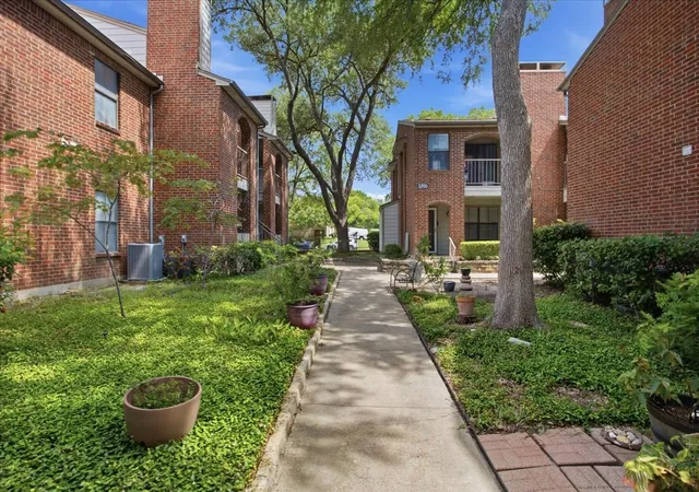 Listing Photo 2 - Condo for sale in building located at 3205 Donnelly, Fort Worth, TX 76107 - Unit #202