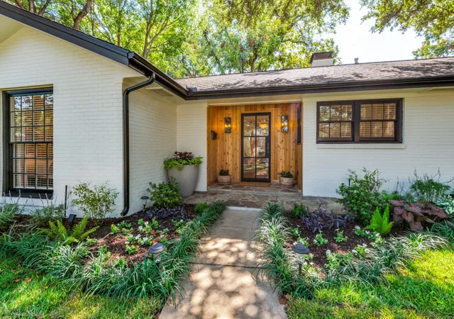 Photo 2 of Sale Pending at 2013 Huntington Ln, Fort Worth, TX 76110 | MLS# 21397334 | Listing updated on 2026-10-27