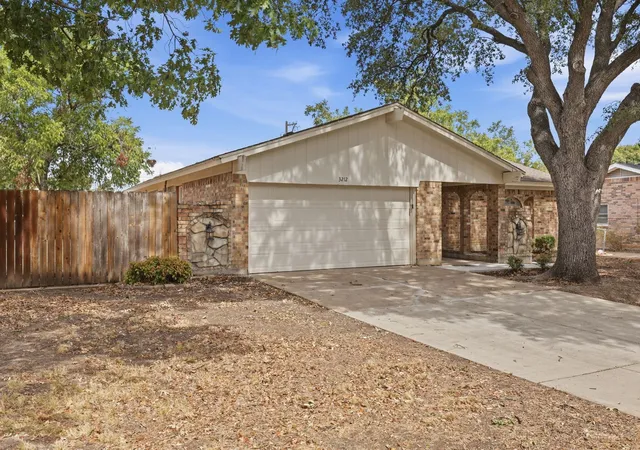 Single family home for sale at 3212 Glenmont Dr, Fort Worth, TX 76133 | MLS# 21385585