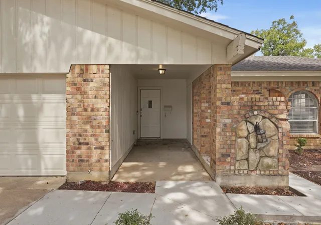 Photo 3 of Single family home for sale at 3212 Glenmont Dr, Fort Worth, TX 76133 | MLS# 21385585 | Listing updated on 2026-10-29