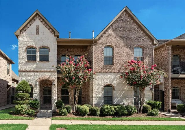 Townhouse for sale at 4268 Comanche Dr, Carrollton, TX 75010 | MLS# 21395635