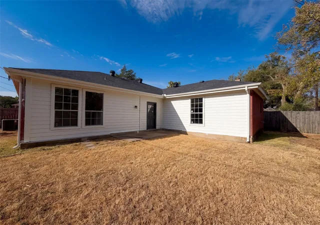 Photo 4 of Sale Pending at 4519 Marcell Ave, Dallas, TX 75211 | MLS# 21398280 | Listing updated on 2026-10-21