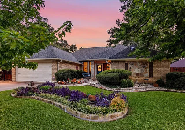 Photo 1 of Sale Pending at 707 Glenn Dr, Euless, TX 76039 | MLS# 21398287 | Listing updated on 2026-10-29
