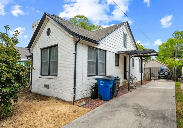 Photo 2 of Single family home for sale at 2614 Roanoke Ave, Dallas, TX 75235 | MLS# 21384401 | Listing updated on 2026-10-20