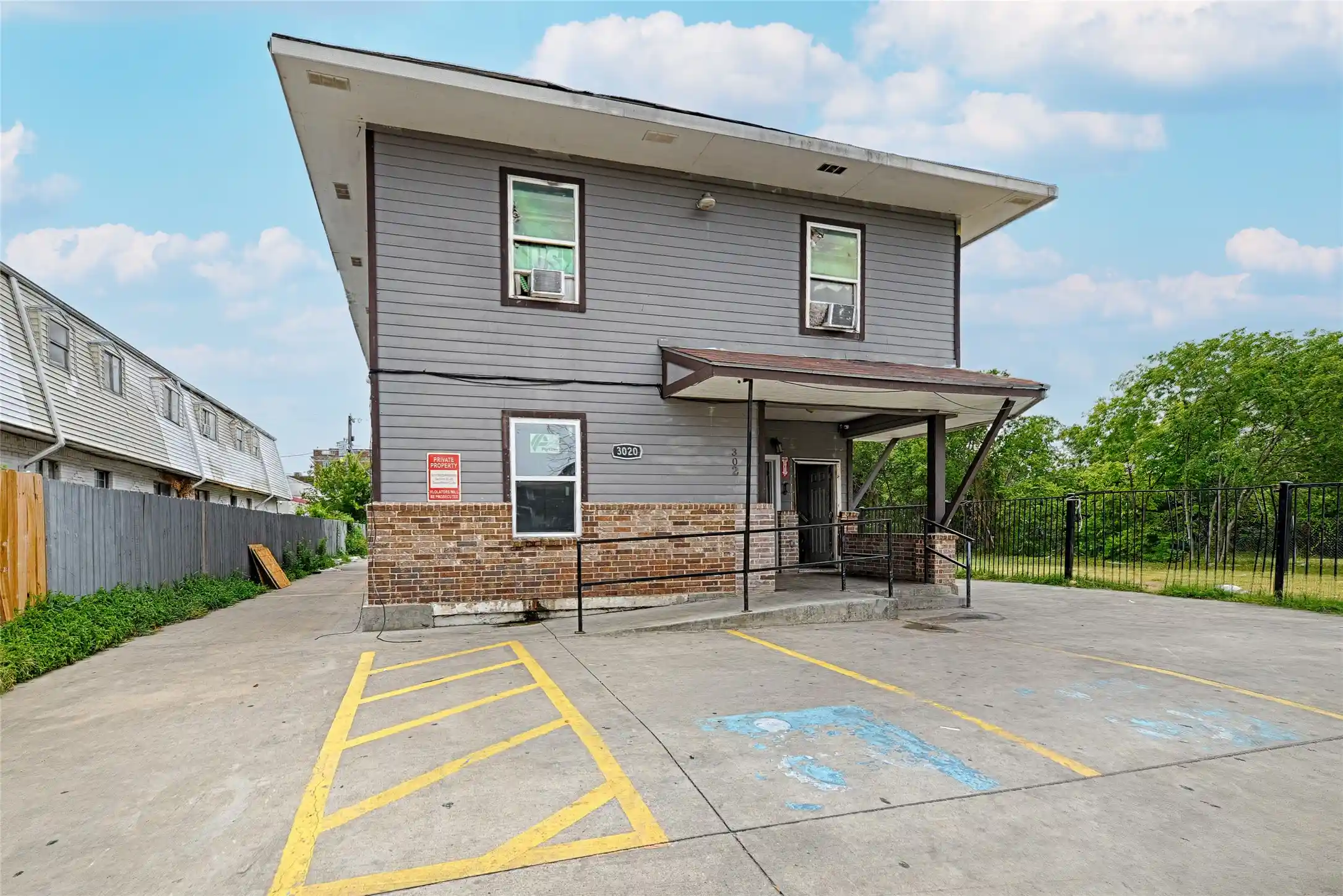 Listing Photo 1 - Condo for sale in 3020 S Blvd located at 3020 S Blvd, Dallas, TX 75215 - Unit 3020 South Blvd