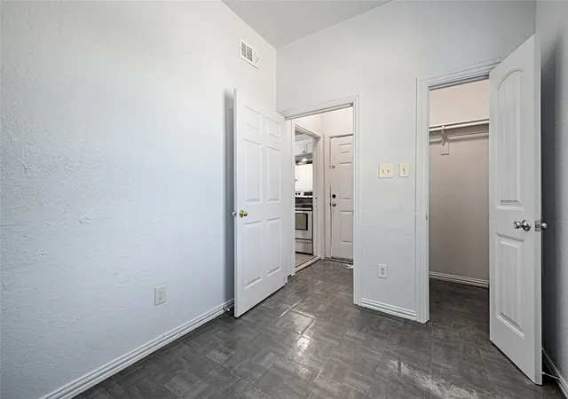 Listing Photo 3 - Condo for sale in building located at 3020 S Blvd, Dallas, TX 75215 - Unit #6