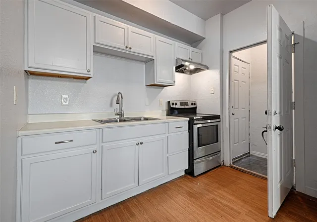 Listing Photo 5 - Condo for sale in building located at 3020 S Blvd, Dallas, TX 75215 - Unit #6