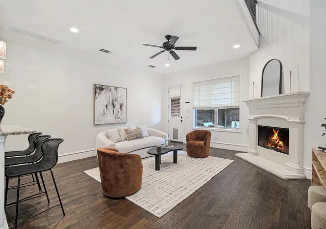 Photo 4 of Sale Pending at 5500 Longview, Dallas, TX 75206 | MLS# 21403003 | Listing updated on 2026-10-19