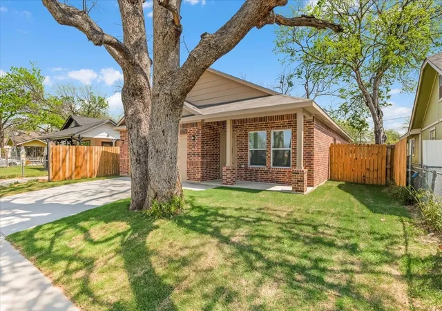Photo 3 of Single family home for sale at 804 N Chandler Dr, Fort Worth, TX 76111 | MLS# 21404033 | Listing updated on 2026-10-20