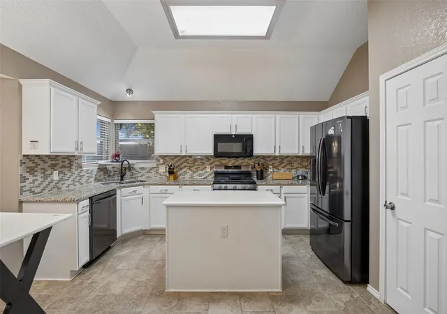 Photo 4 of Single family home for sale at 905 Forest Holw Dr, Hurst, TX 76053 | MLS# 21397793 | Listing updated on 2026-10-20