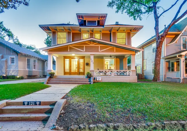 Single family home for sale at 121 S Montclair Ave, Dallas, TX 75208 | MLS# 21406771