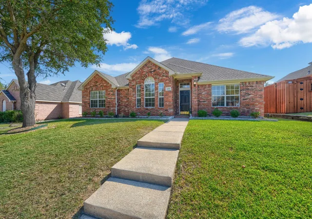 Photo 1 of Single family home for sale at 5402 Onset Bay Dr, Rowlett, TX 75089 | MLS# 21407375 | Listing updated on 2026-10-22