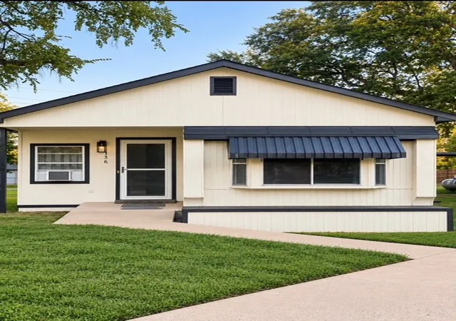 Single family home for sale at 136 Palisade Dr, Mabank, TX 75156 | MLS# 21409501