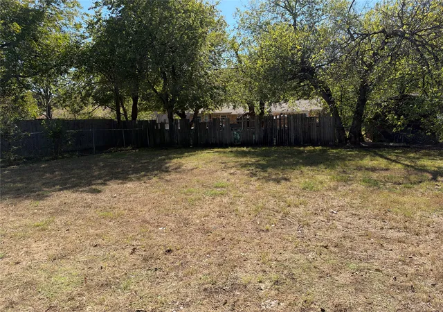 Photo 3 of Sale Pending at 127 Wanda Way, Burleson, TX 76028 | MLS# 21409777 | Listing updated on 2026-10-27