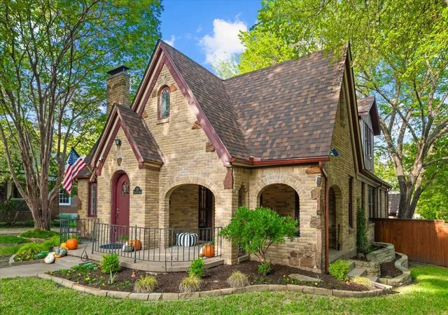 Single family home for sale at 522 Monte Vista Dr, Dallas, TX 75223 | MLS# 21410142