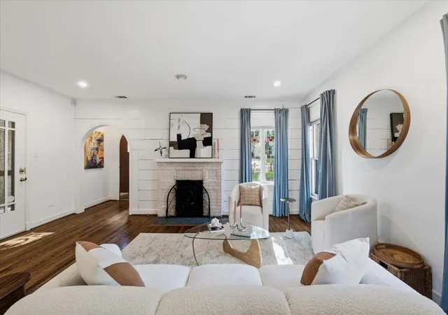 Photo 4 of Single family home for sale at 522 Monte Vista Dr, Dallas, TX 75223 | MLS# 21410142 | Listing updated on 2026-10-21