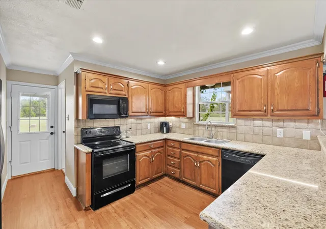 Photo 2 of Single family home for sale at 9 Amanda Ln, Rockwall, TX 75032 | MLS# 21410384 | Listing updated on 2026-10-21