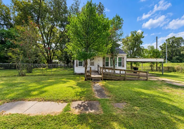 Photo 1 of Sale Pending at 106 Thompson St, Bossier City, LA 71111 | MLS# 21410507 | Listing updated on 2026-10-21