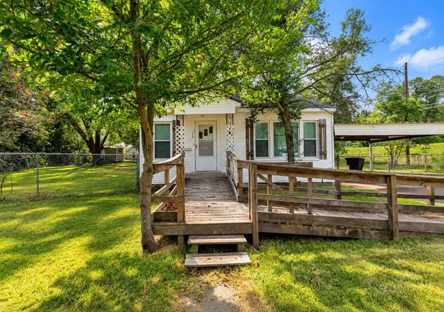 Photo 1 of Sale Pending at 106 Thompson St, Bossier City, LA 71111 | MLS# 21410507 | Listing updated on 2026-10-21