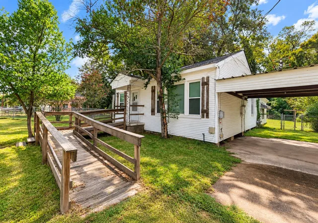 Photo 2 of Sale Pending at 106 Thompson St, Bossier City, LA 71111 | MLS# 21410507 | Listing updated on 2026-10-21