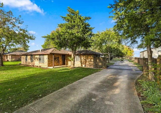 Single family home for sale at 401 Fm 55, Waxahachie, TX 75165 | MLS# 21409584