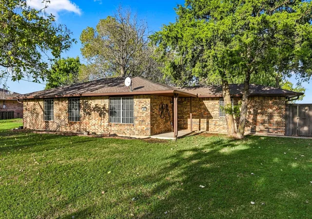 Photo 3 of Single family home for sale at 401 Fm 55, Waxahachie, TX 75165 | MLS# 21409584 | Listing updated on 2026-10-28