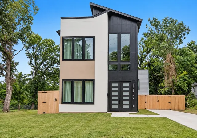 Single family home for sale at 600 N Cliff St, Dallas, TX 75203 | MLS# 21406989