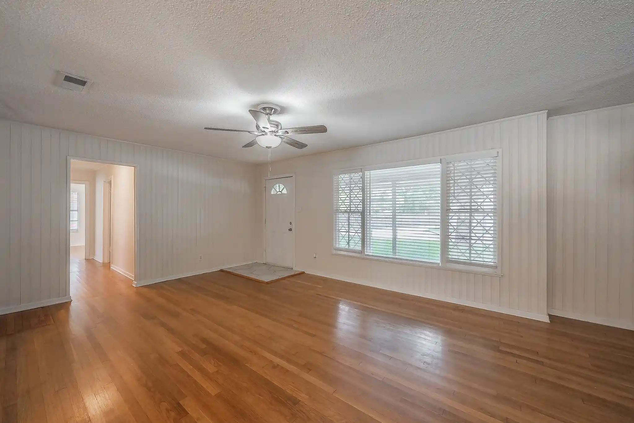 Photo 4 of Single family home for sale at 2258 Roberts Cut Off Rd, Sansom Park, TX 76114 | MLS# 21412674 | Listing updated on 2026-10-29