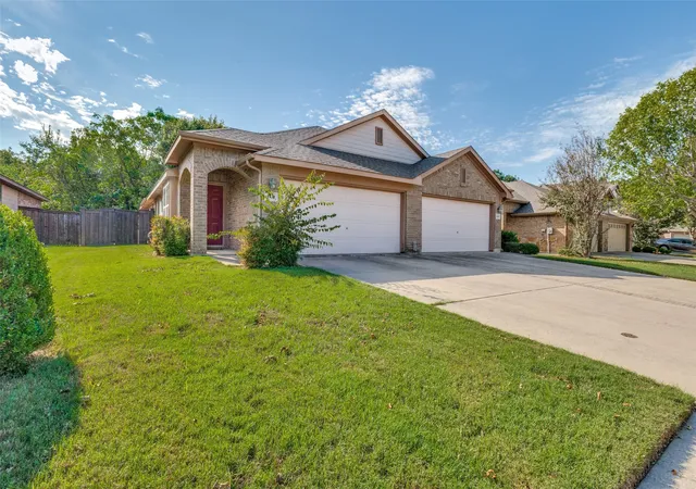 Single family home for sale at 1433 Ravenwood Dr, Mansfield, TX 76063 | MLS# 21412246
