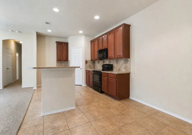 Photo 4 of Single family home for sale at 1433 Ravenwood Dr, Mansfield, TX 76063 | MLS# 21412246 | Listing updated on 2026-10-21