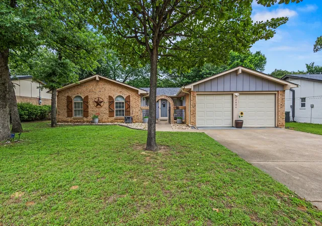 Photo 1 of Sale Pending at 2804 Mintwood Pl, Arlington, TX 76016 | MLS# 21413499 | Listing updated on 2026-10-27