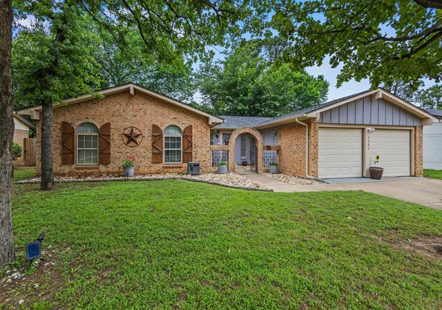 Photo 2 of Sale Pending at 2804 Mintwood Pl, Arlington, TX 76016 | MLS# 21413499 | Listing updated on 2026-10-27