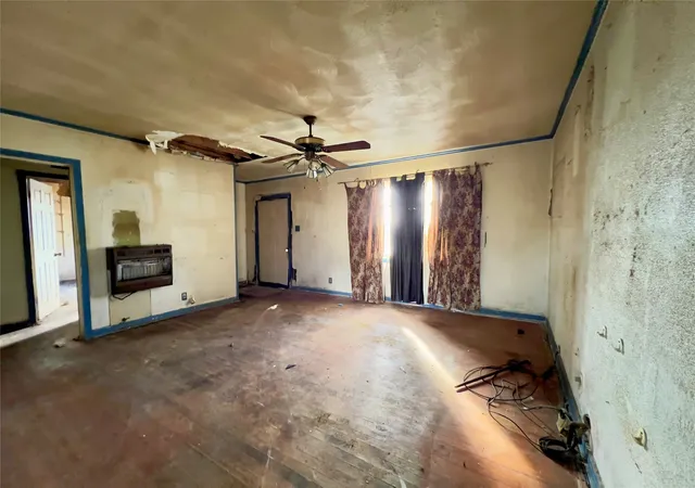 Photo 3 of Sale Pending at 3216 S Beckley Ave, Dallas, TX 75224 | MLS# 21413562 | Listing updated on 2026-10-21