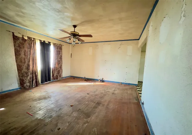 Photo 3 of Sale Pending at 3216 S Beckley Ave, Dallas, TX 75224 | MLS# 21413562 | Listing updated on 2026-10-21