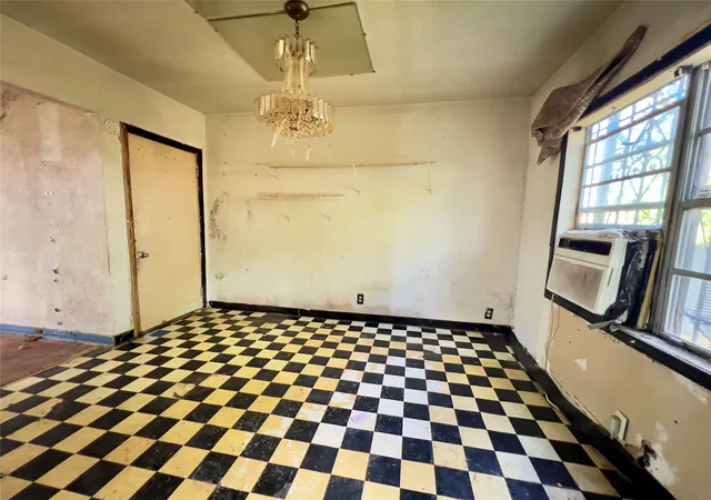 Photo 4 of Sale Pending at 3216 S Beckley Ave, Dallas, TX 75224 | MLS# 21413562 | Listing updated on 2026-10-21