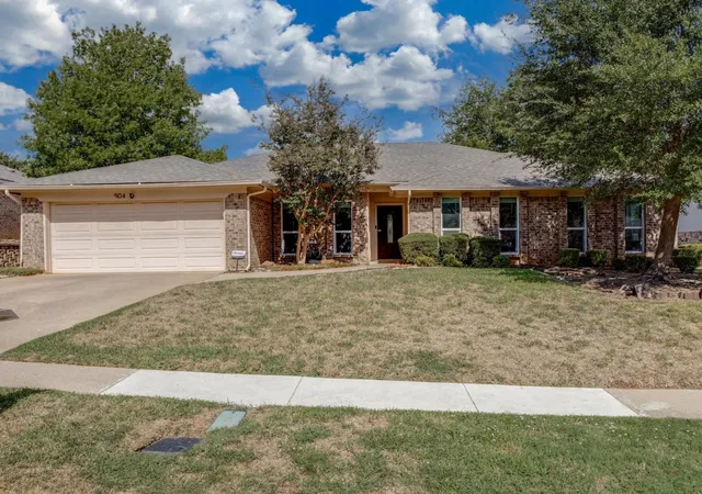 Photo 1 of Sale Pending at 904 Forest Trl Ct, Euless, TX 76039 | MLS# 21395211 | Listing updated on 2026-10-29