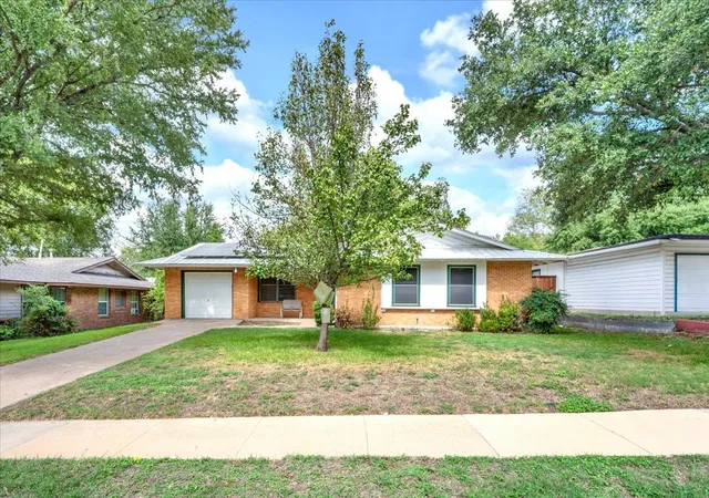 Single family home for sale at 7812 Ewing Ave, Fort Worth, TX 76116 | MLS# 21413222